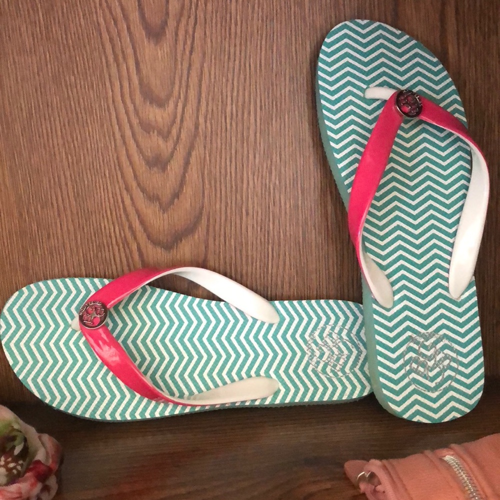 BCBG flip flops